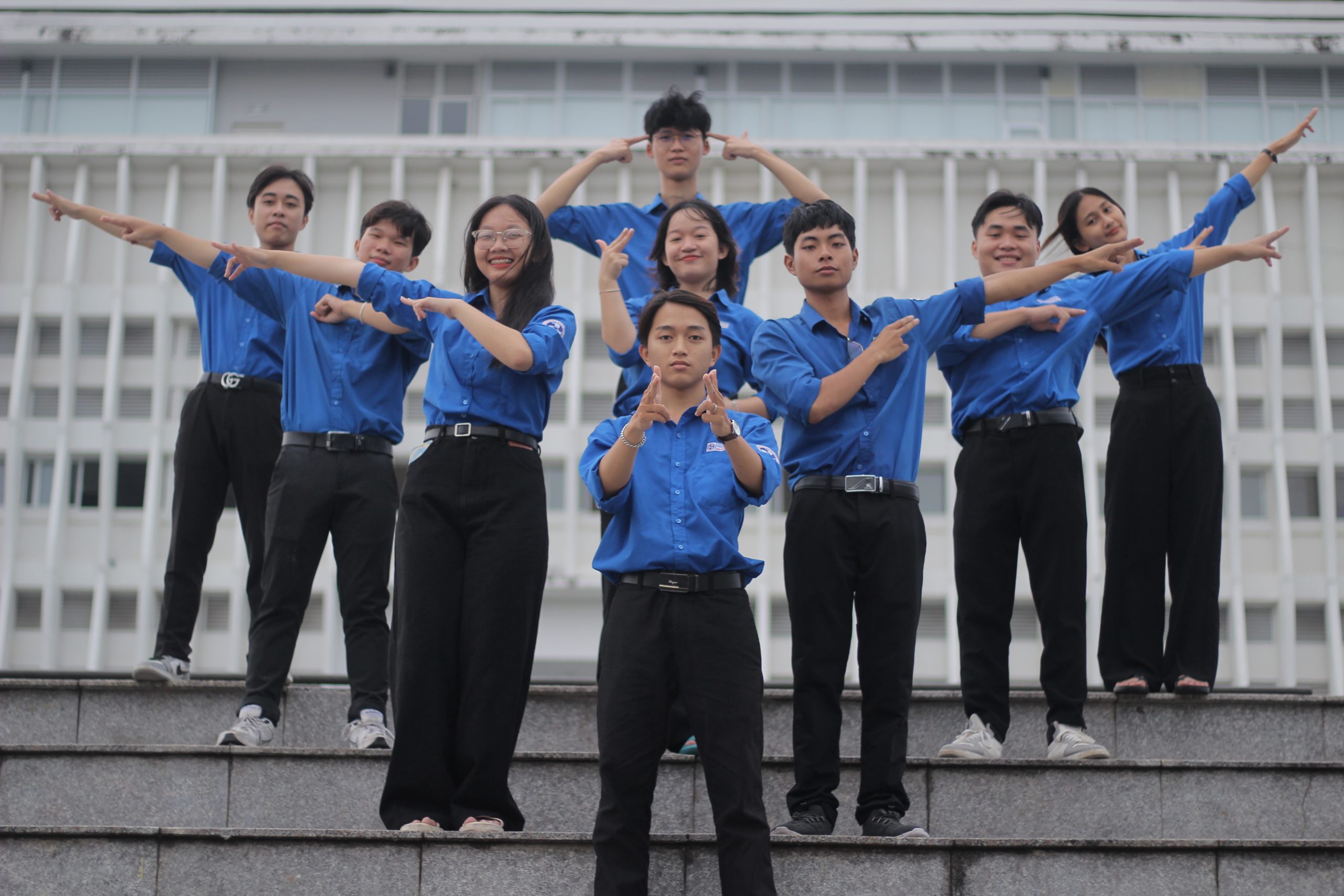 Ảnh 3. Thu Thảo (đứng thứ ba từ trái sang) cùng các thành viên trong Ban Điều hành Đội Công tác Xã hội nhiệm kỳ 2023 - 2024 (Ảnh: NVCC)