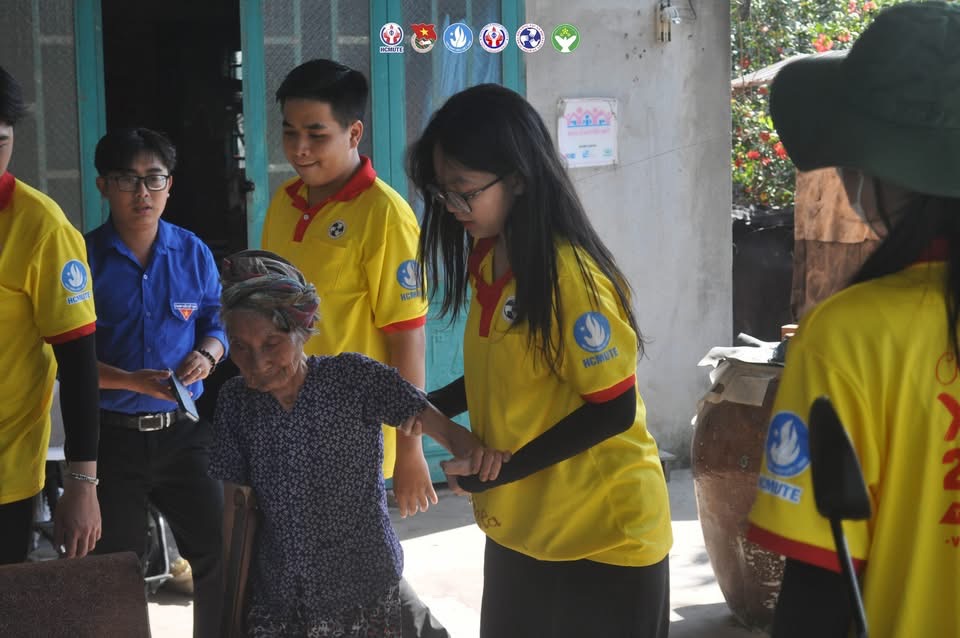 Ảnh 6. Trong chiến dịch Xuân tình nguyện 2025, Thu Thảo cùng các chiến sĩ tình nguyện đến thăm hỏi những gia đình có người già neo đơn trên địa bàn xã (Ảnh: Fanpage Đội Công tác Xã hội - ĐH Công nghệ Kỹ thuật TP.HCM)
