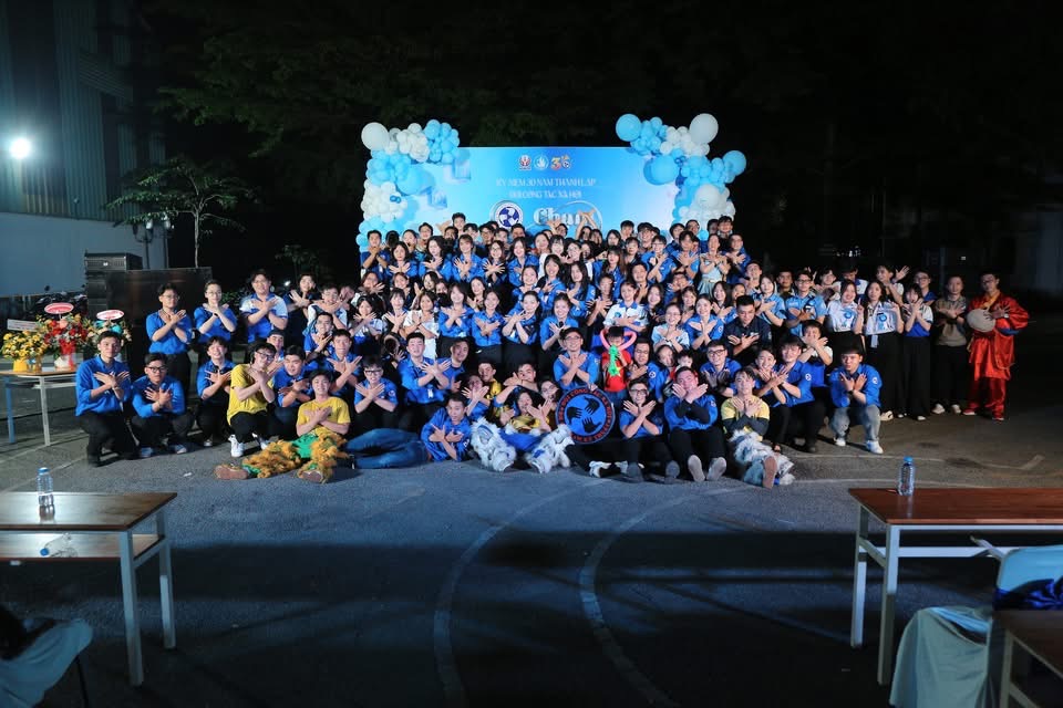 Ảnh 7. Khoảnh khắc gắn kết tình đồng đội tại Lễ kỷ niệm 30 năm thành lập Đội Công tác Xã hội Trường Đại học Công nghệ Kỹ thuật TP.HCM (19/10/1995 - 19/10/2025) (Ảnh: NVCC)