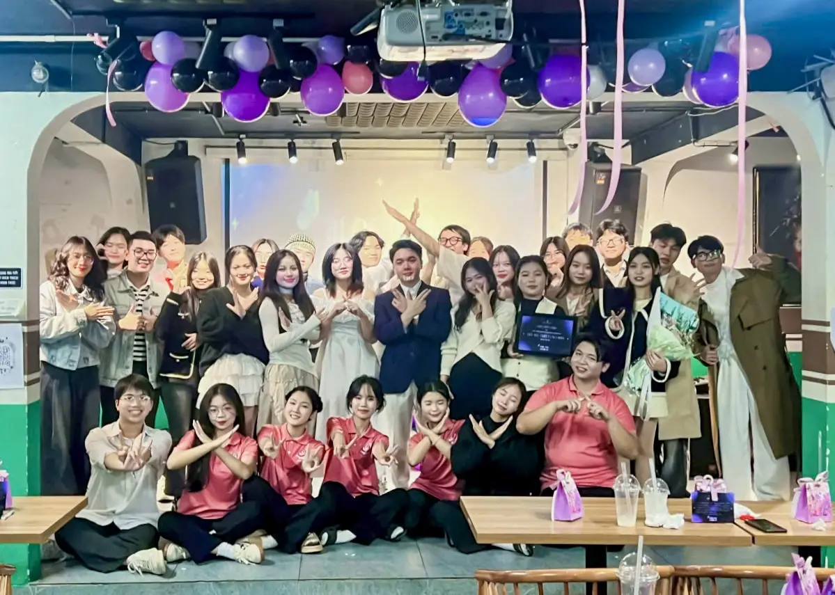 Ảnh 2. Hoàng Phương và các thành viên trong CLB tổ chức showcase “Blooming in the night” 2025 vào tháng 1 vừa qua (Ảnh: NVCC)