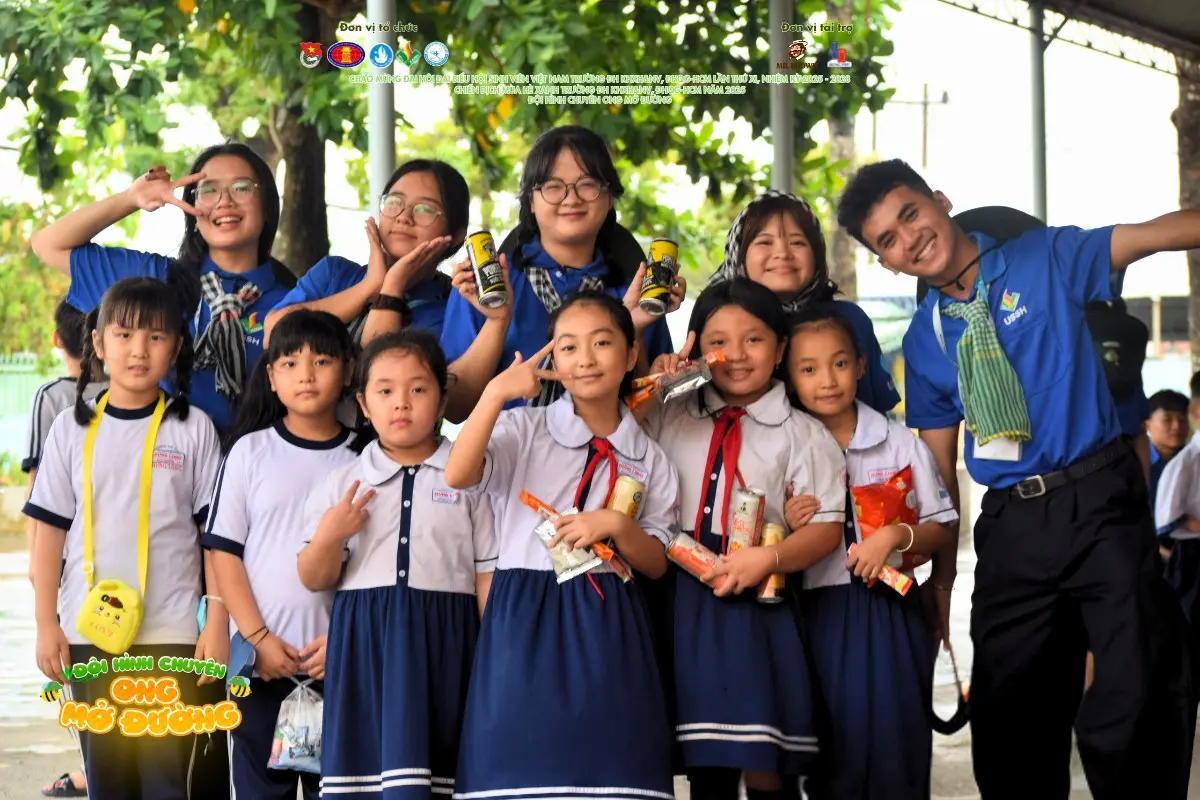 Ảnh 3. Quốc Nam (ngoài cùng bên phải) tham gia tổ chức chương trình “Ngày hội thiếu nhi nâng cao kỹ năng tự nhận thức bản thân” tại Trường Tiểu học Hưng Long (Ảnh: Tổ Ong Mở Đường - Khoa Công tác xã hội)