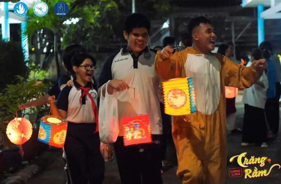 Ảnh 4. Huỳnh Quốc Nam (ngoài cùng bên phải) rước đèn cùng các bạn nhỏ tại Trung tâm Nuôi dạy trẻ khuyết tật tỉnh Đồng Nai (Ảnh: CLB Ngôn ngữ Ký hiệu)