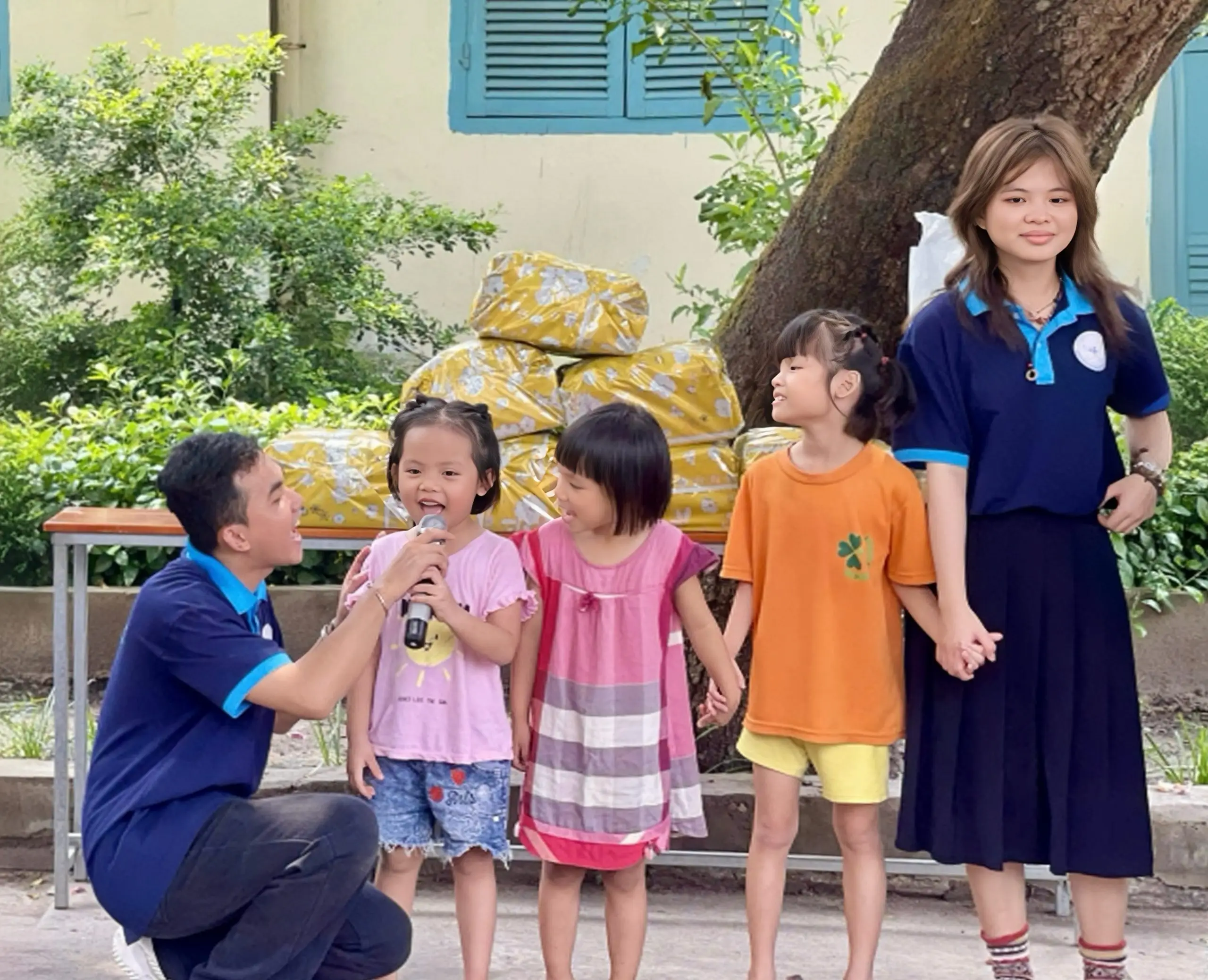 Ảnh 5. Huỳnh Quốc Nam (ngoài cùng bên trái) gửi trao yêu thương đến các em nhỏ tại Làng Thiếu niên Thủ Đức thông qua hoạt động tạo trò chơi gắn kết (Ảnh: NVCC)