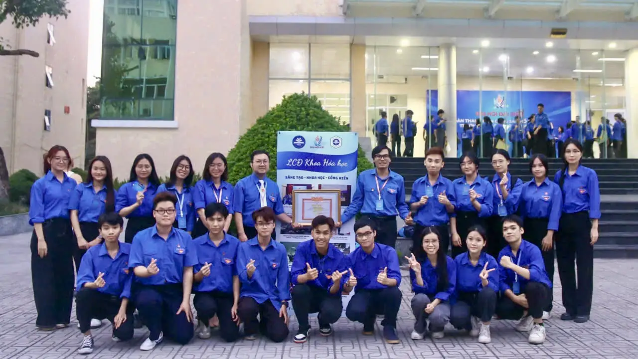Ảnh 5. Liên chi Đoàn Khoa Hóa học vinh dự nhận bằng khen “Đã có thành tích xuất sắc trong công tác Đoàn và phong trào thanh niên giai đoạn 2022 - 2024” từ Ban Chấp hành Đoàn Thanh niên Cộng sản Hồ Chí Minh Thành phố Hà Nội (Ảnh: NVCC)